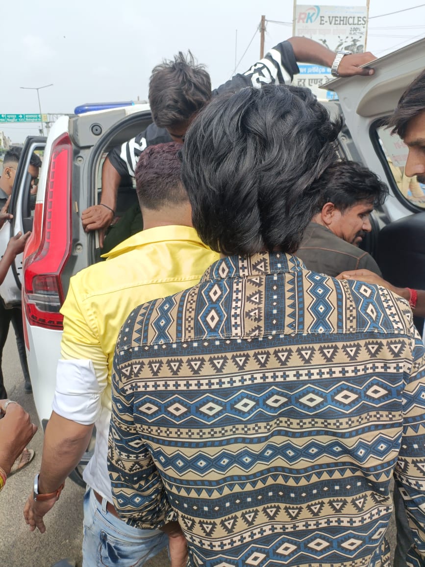 सिवनी के थाना कोतवाली  क्षेत्र में सड़क दुर्घटना में गंभीर रूप से घायल हुए व्यक्ति को, डायल-112 जवानों ने पहुँचाया अस्पताल। 